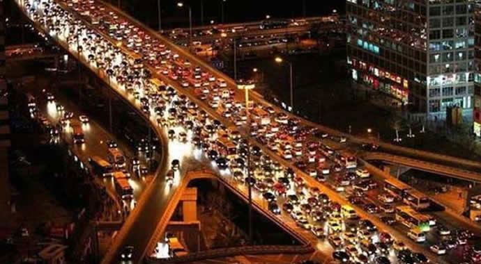 Karabük'te kar yağışı trafiği felç etti Karabük'te kar yağışı trafiği felç etti