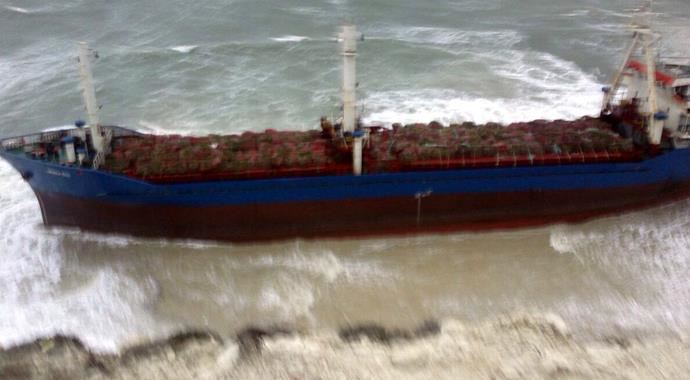 Bozcaada açıklarında bir gemi karaya oturdu Bozcaada açıklarında bir gemi karaya oturdu