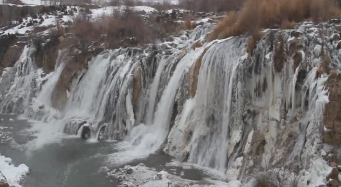 Muradiye Şelalesi dondu