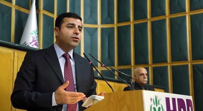 Demirtaş beğenmedi: Zorunlu askerliği de barajı da kaldıralım Demirtaş beğenmedi: Zorunlu askerliği de barajı da kaldıralım