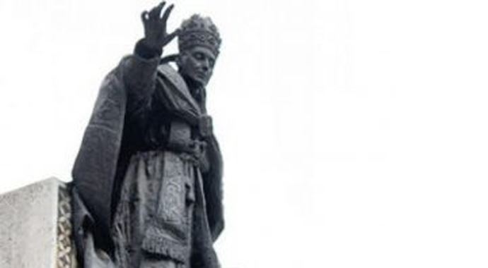 İstanbul'un göbeğinde bir Papa heykeli İstanbul'un göbeğinde bir Papa heykeli