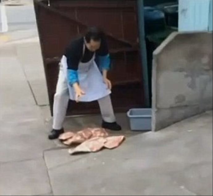 Çinli şef kameralara yakalandı, restorana ceza geldi Çinli şef kameralara yakalandı, restorana ceza geldi