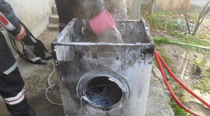 Çamaşır makinesi bomba gibi patladı Çamaşır makinesi bomba gibi patladı