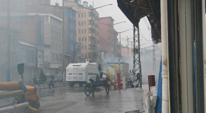 Askeri konvoya taşlı saldırıya polis müdahalesi Askeri konvoya taşlı saldırıya polis müdahalesi