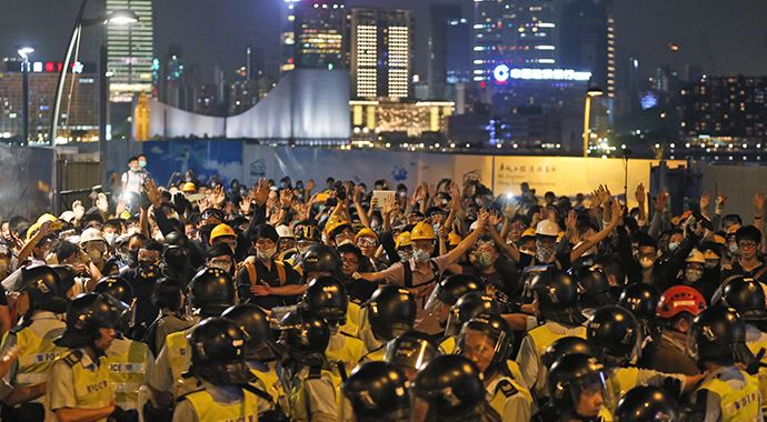 Hong Kong&#039;da gösterci liderleri teslim oldu