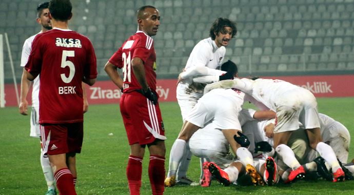 Sivasspor son dakikada yıkıldı