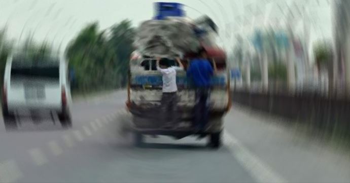 Arkasına asıldığı kamyonetten düşerek öldü