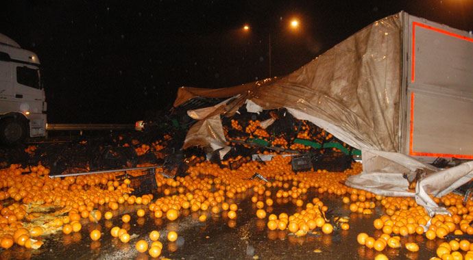 Portakal yüklü kamyon devrildi