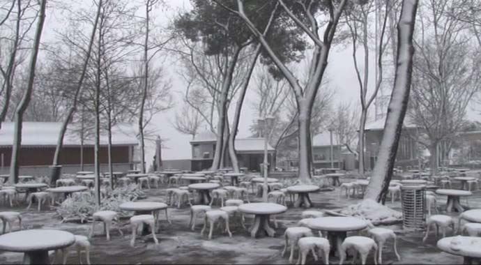 İstanbul'da kar yağışı devam ediyor İstanbul'da okullar tatil mi? İstanbul'da kar yağışı devam ediyor İstanbul'da okullar tatil mi?