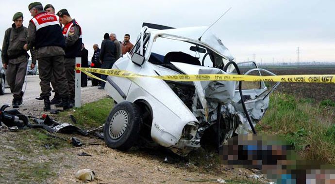 Adana'da katliam gibi kaza, 6 ölü 3 de yaralı var Adana'da katliam gibi kaza, 6 ölü 3 de yaralı var