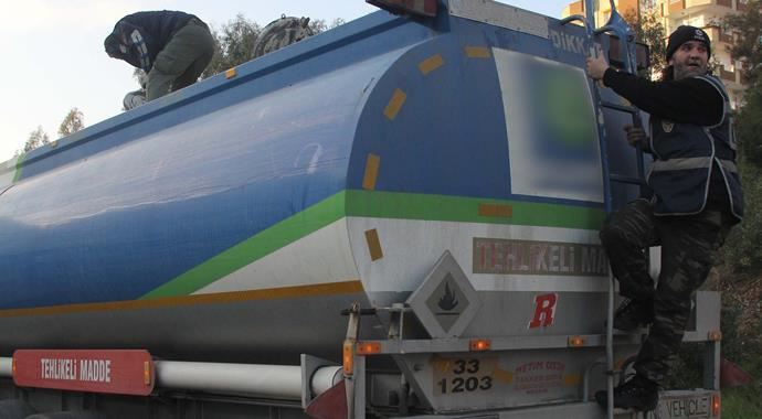 Yakıt tankerinde 970 kilogram esrar ele geçirildi Yakıt tankerinde 970 kilogram esrar ele geçirildi
