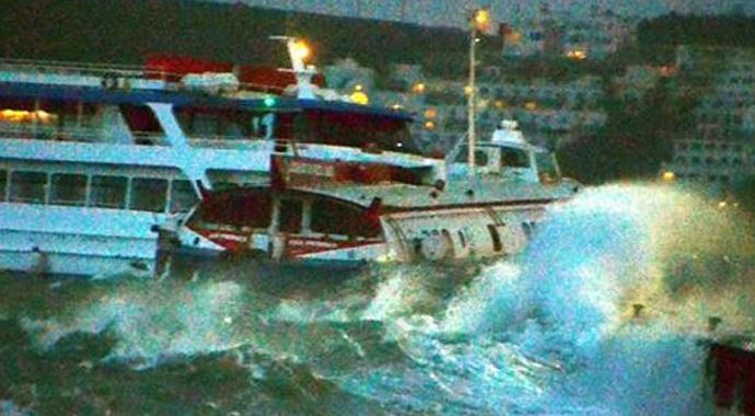 Deniz otobüsünü kurtarmak isterken çarptı Deniz otobüsünü kurtarmak isterken çarptı