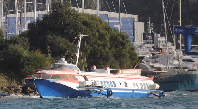 Deniz ortasında sürüklenen feribot kurtarıldı Deniz ortasında sürüklenen feribot kurtarıldı