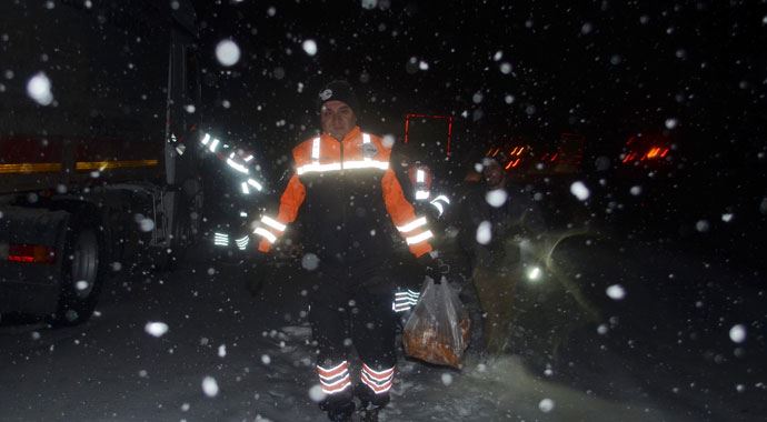 Trafikte mahsur kalanlara AFAD'dan kumanya Trafikte mahsur kalanlara AFAD'dan kumanya