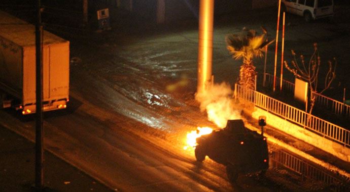 Silopi'de izinsiz gösteriler sürüyor Silopi'de izinsiz gösteriler sürüyor