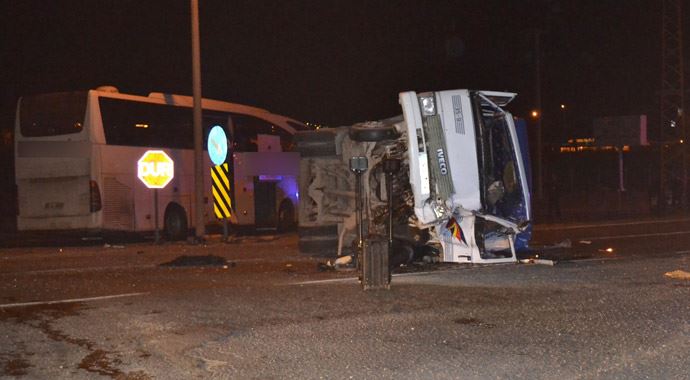 Niğde'de feci kaza: 1 ölü 4 yaralı Niğde'de feci kaza: 1 ölü 4 yaralı