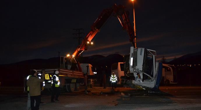 Niğde'de yolcu otobüsü kaza yaptı, 2 ölü 3 de yaralı var Niğde'de yolcu otobüsü kaza yaptı, 2 ölü 3 de yaralı var