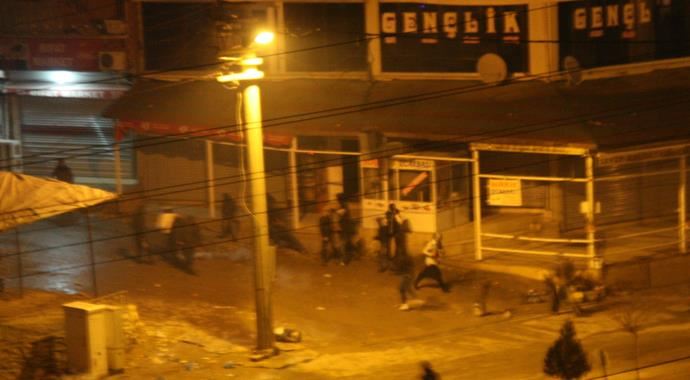 Silvan&#039;da Cizre gerginliği, polise molotof attılar