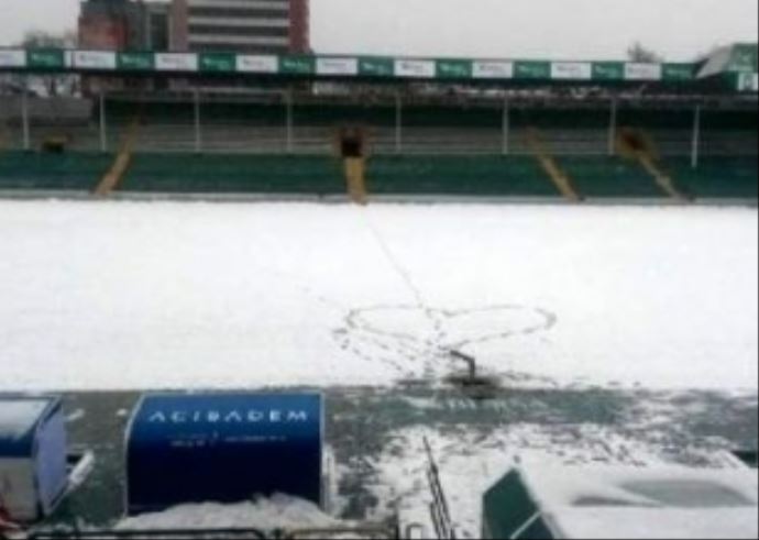 Bursa Atatürk Stadı&#039;nda 12 cm&#039;lik kar