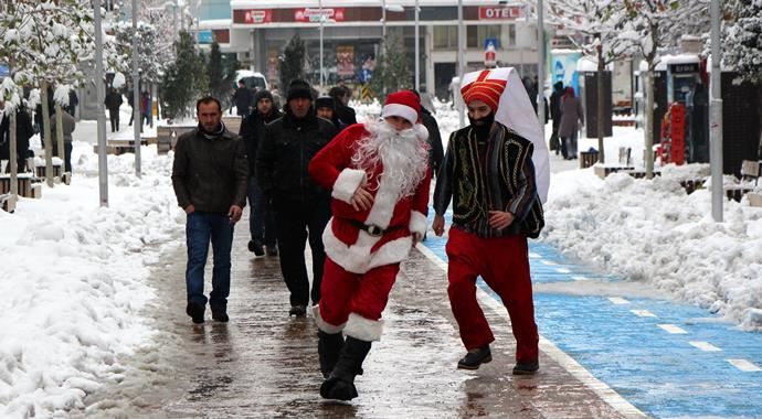 Yeniçeri&#039;ye Noel Baba&#039;yı kovalattılar