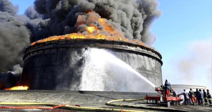 Yanan petrol tankerleri söndürülemiyor