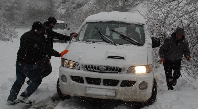 Bolu'da kar yağışı hayatı felç etti Bolu'da kar yağışı hayatı felç etti