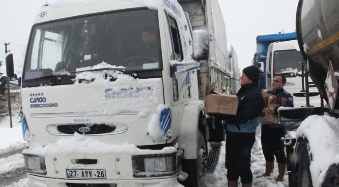 Kardan yolda kalan sürücülere 7 bin adet kumanya