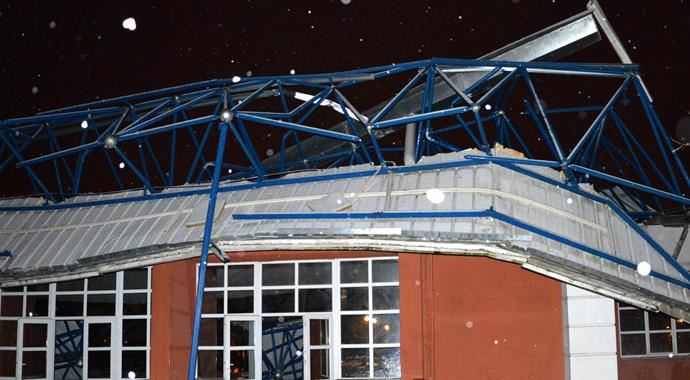 'Uzay çatı' kar kütlesine dayanamadı 'Uzay çatı' kar kütlesine dayanamadı