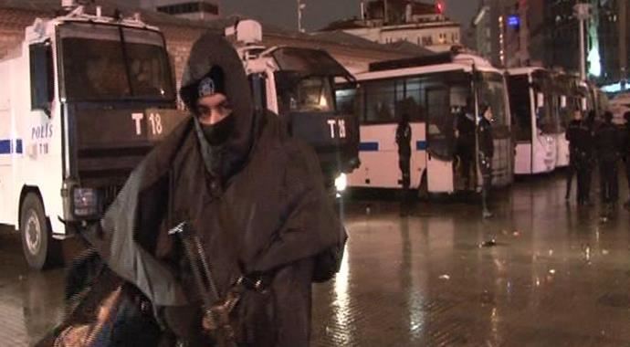Taksim Meydanı ve İstiklal Caddesi'nde yılbaşı yoğunluğu Taksim Meydanı ve İstiklal Caddesi'nde yılbaşı yoğunluğu