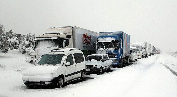 Balıkesir-İzmir karayolu ulaşıma kapalı Balıkesir-İzmir karayolu ulaşıma kapalı