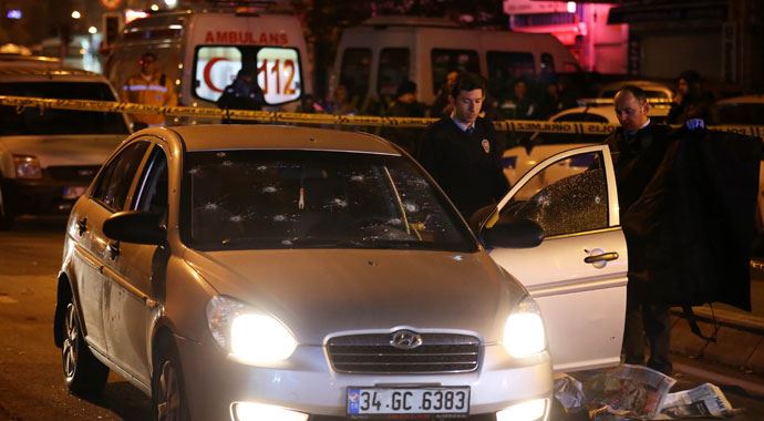 Seyir halinde otomobile silahlı saldırı: 1 ölü Seyir halinde otomobile silahlı saldırı: 1 ölü