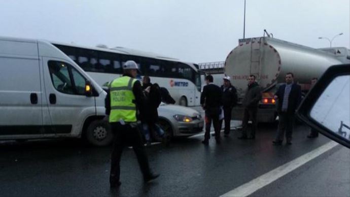 TEM'de 4 araç birbirine girdi trafik durdu TEM'de 4 araç birbirine girdi trafik durdu