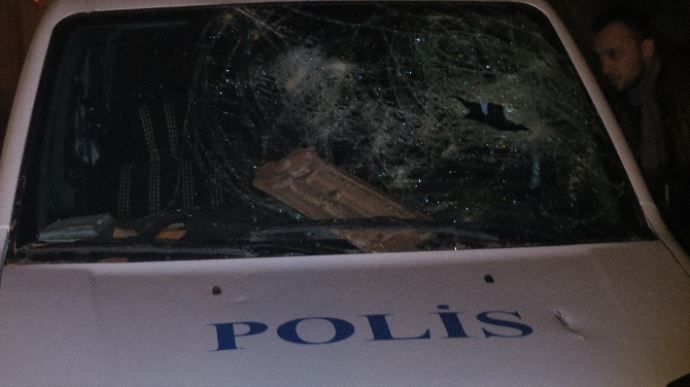 Polise kiremit fırlatıp satırla saldırdılar