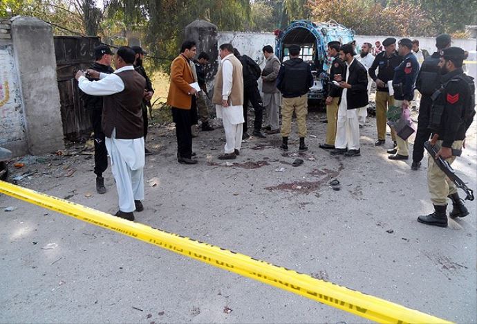 Pakistan&#039;da bombalı saldırıda 2 kişi öldü