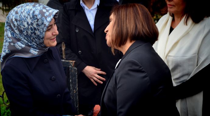 Sare Davutoğlu'dan taziye ziyareti Sare Davutoğlu'dan taziye ziyareti