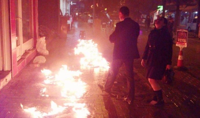 Karısı için caddeyi yaktı