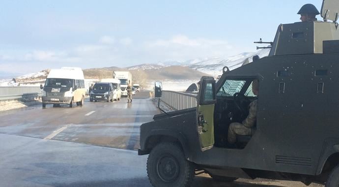 Van'da iş ortağını öldüren polis ailesi ile kaçarken yakalandı Van'da iş ortağını öldüren polis ailesi ile kaçarken yakalandı