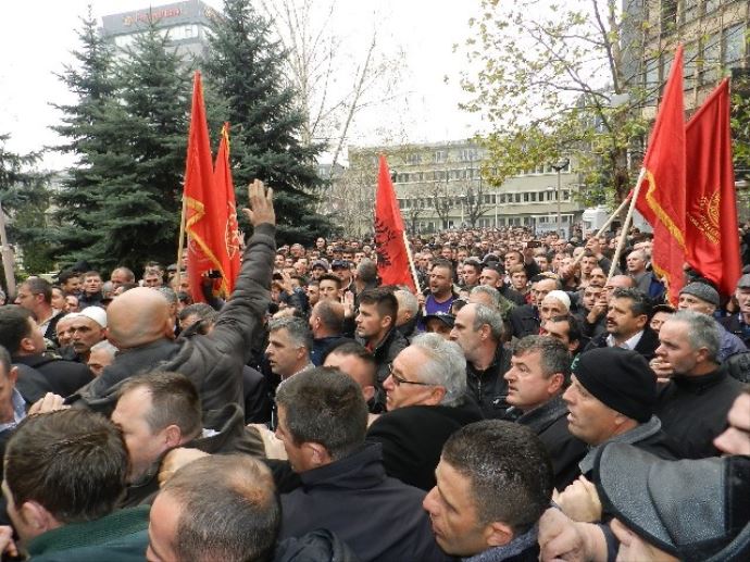 Kosova karıştı, gösterciler polisle çatıştı Kosova karıştı, gösterciler polisle çatıştı