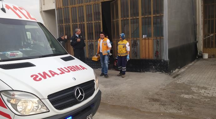 Sac kesme makinesine sıkışarak hayatını kaybetti!