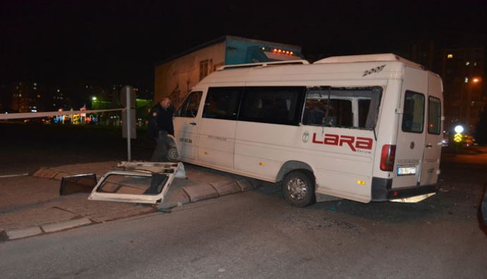Midibüs kamyonla çarpıştı: 1 ölü