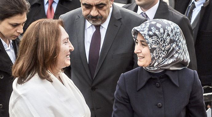 Sare Hanımdan Selvi Hanıma taziye ziyareti Sare Hanımdan Selvi Hanıma taziye ziyareti