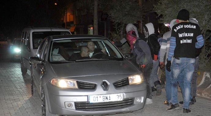 Mardin'de yol kesen PKK'lıların kıyafeti dikkat çekti Mardin'de yol kesen PKK'lıların kıyafeti dikkat çekti