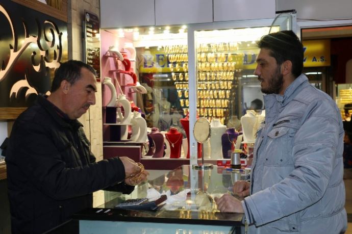 Bedelli çıktı, yastık altındakiler fırladı