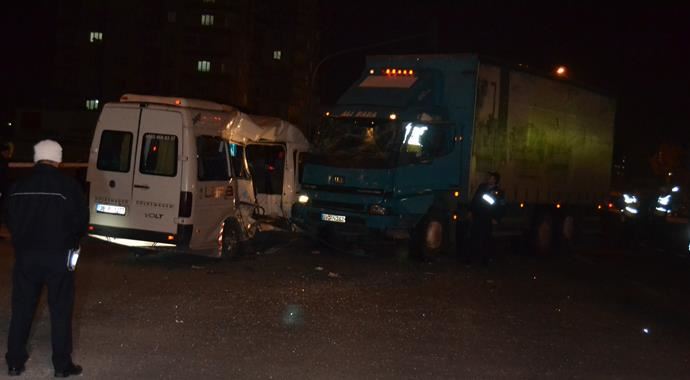 Kayseri'de işçi servisi kamyona çarptı, ölü ve yaralılar var