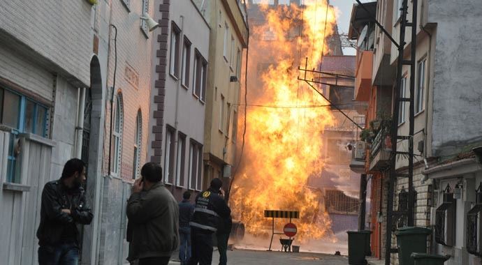 Bursa'da patlama, alevler bina boyuna ulaştı