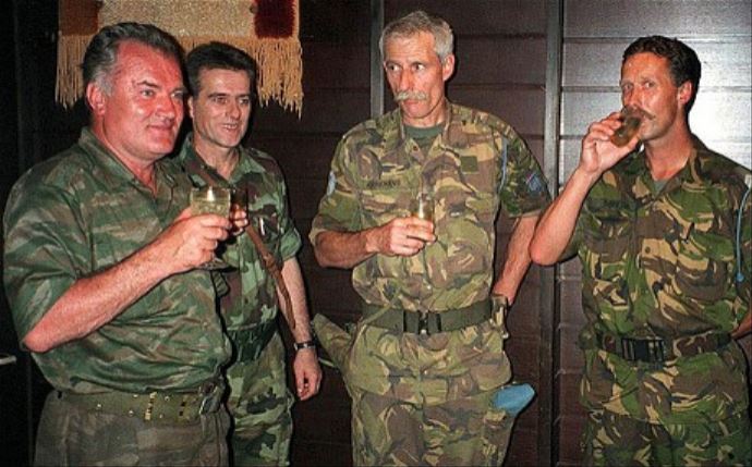 Hollanda'da Srebrenitsa için madalya verilen komutanın davası