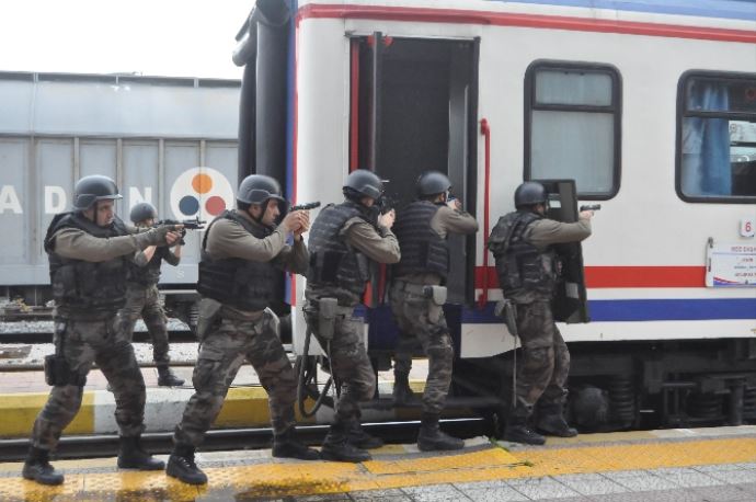 Tren kaçıran teröristler yaralı yakalandı! Tren kaçıran teröristler yaralı yakalandı!