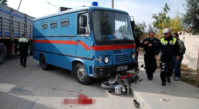 Kaza anında kaskı fırlayan motosikletli öldü