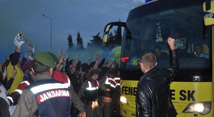 Fenerbahçe'ye Balıkesir'de coşkulu karşılama Fenerbahçe'ye Balıkesir'de coşkulu karşılama