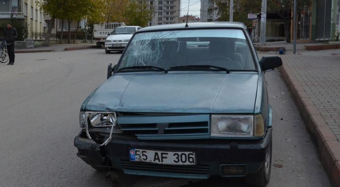 Samsun'da otomobil direğe çarptı: 4 yaralı Samsun'da otomobil direğe çarptı: 4 yaralı